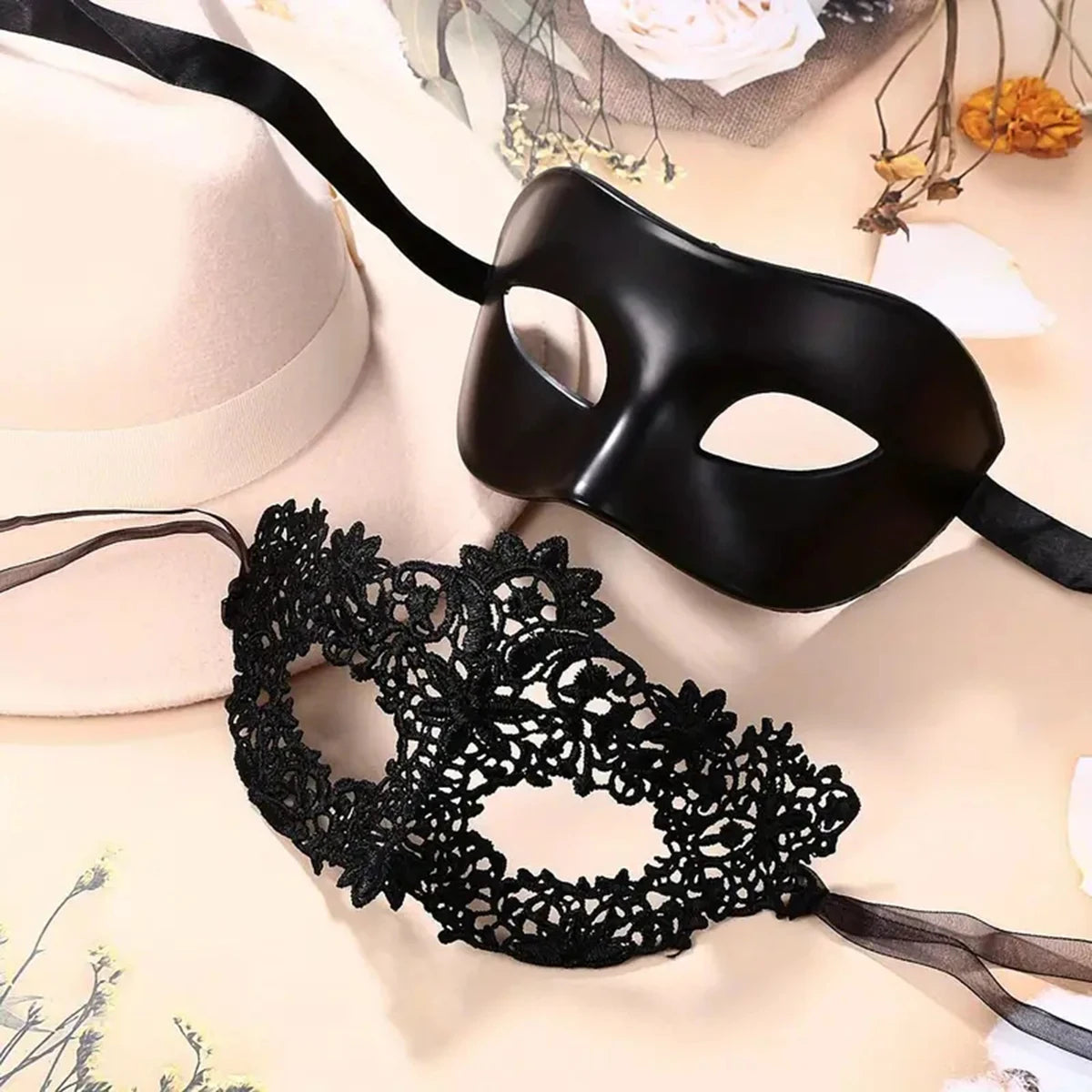 Elegante conjunto de máscaras negras para parejas